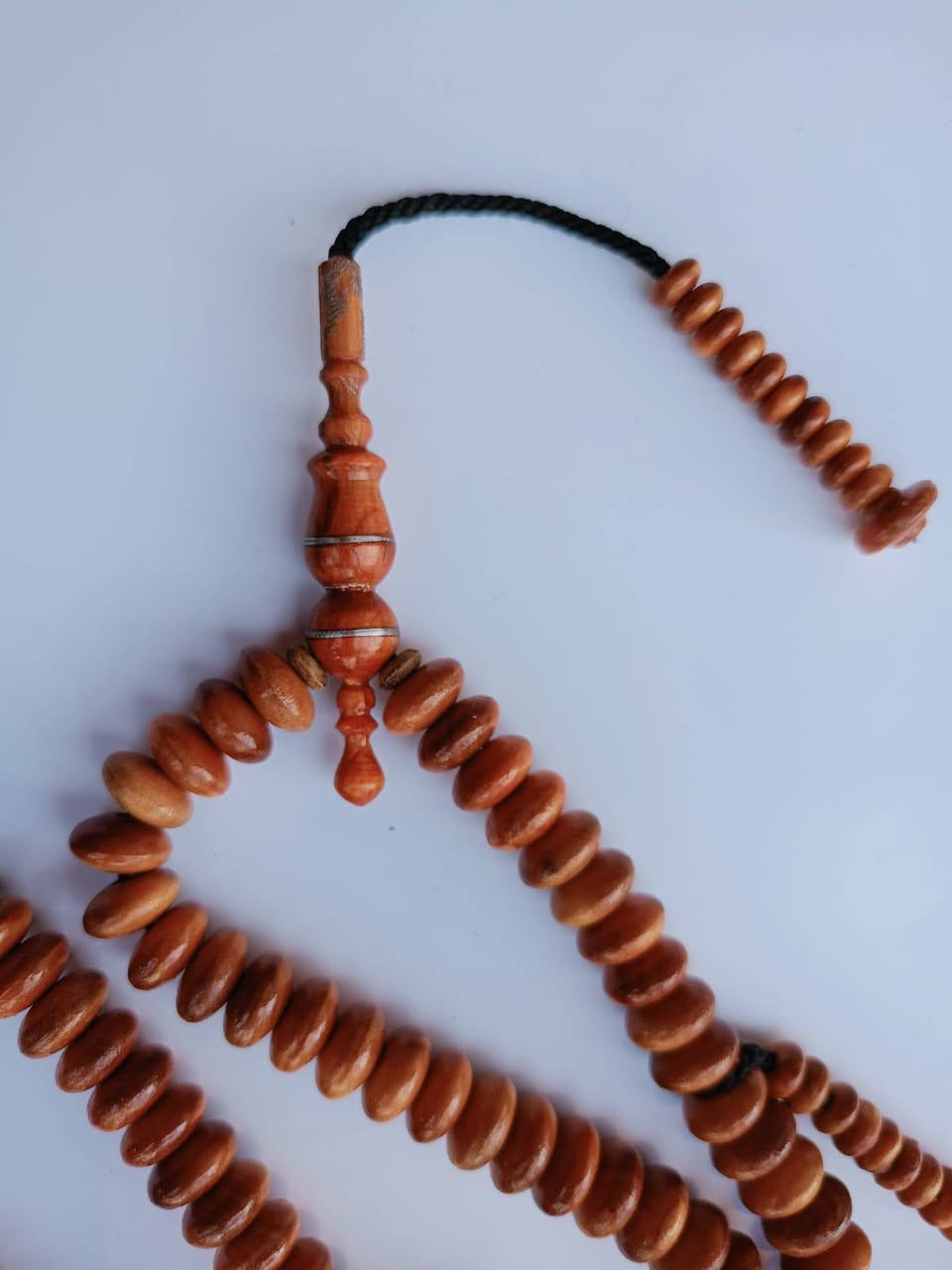 سبحة خشب الاغاثيس

خشب الأغاثيس هو أحد أرقى أنواع الأخشاب الصنوبرية التي تنمو في أعماق غابات جنوب شرق آسيا ونيوزيلندا. يُعرف بـ "الخشب الحريري" نظراً لنعومة ملمسه وتناسق أليافه الفريد.

عدد : ٧٥ قطعة 
مقاس : ١٠ مل 
عداد : ٢ عداد ، ٢ فاصل ، ١٠٠ حبه

البيع جملة فقط


**إذا كنت صاحب هذا الإعلان وتريد حذفه لأي سبب، رجاءا أرسل رسالة إلى الدعم الفني**