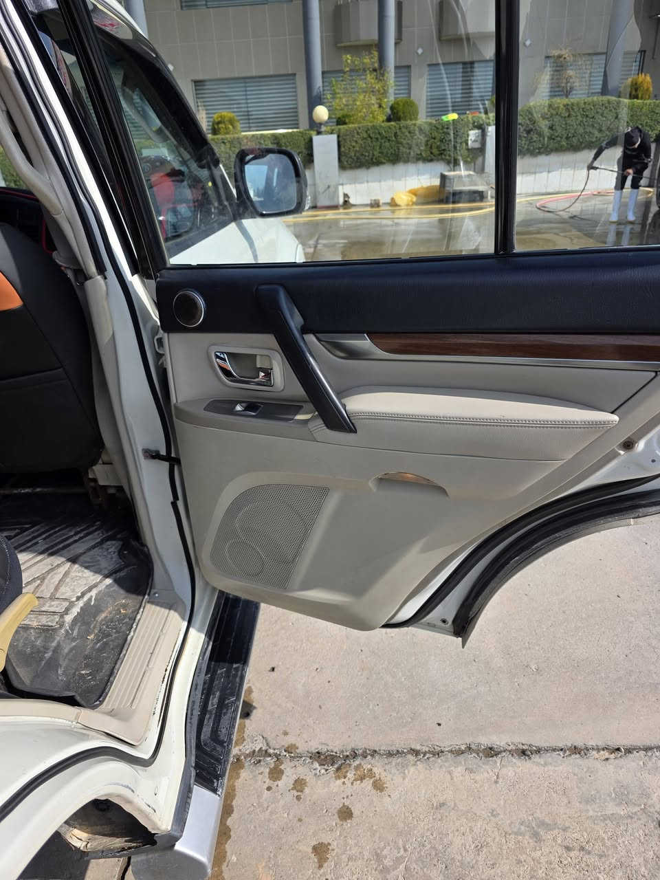 السلام عليكم 
باجيرو ٢٠٠٨ كفاله عامه محرك وكير وكشر محرك 3000 الكشر بي بعض الملاحظات البصيطه جدا جدا عمل طسه مسوي وتغليف   مانع صوت وحراره المروحه كهربائيه مبدلها وضايف مروحه يعني ٣ مراوح تبريد ثلج ثلج طخم تاير صدر امامي خلفي جدا نضيف السياره نضيفه جدا ومتحتاج فلس صرف ما بيها شي ميشتغل 
السعر 13500$ 
***********
