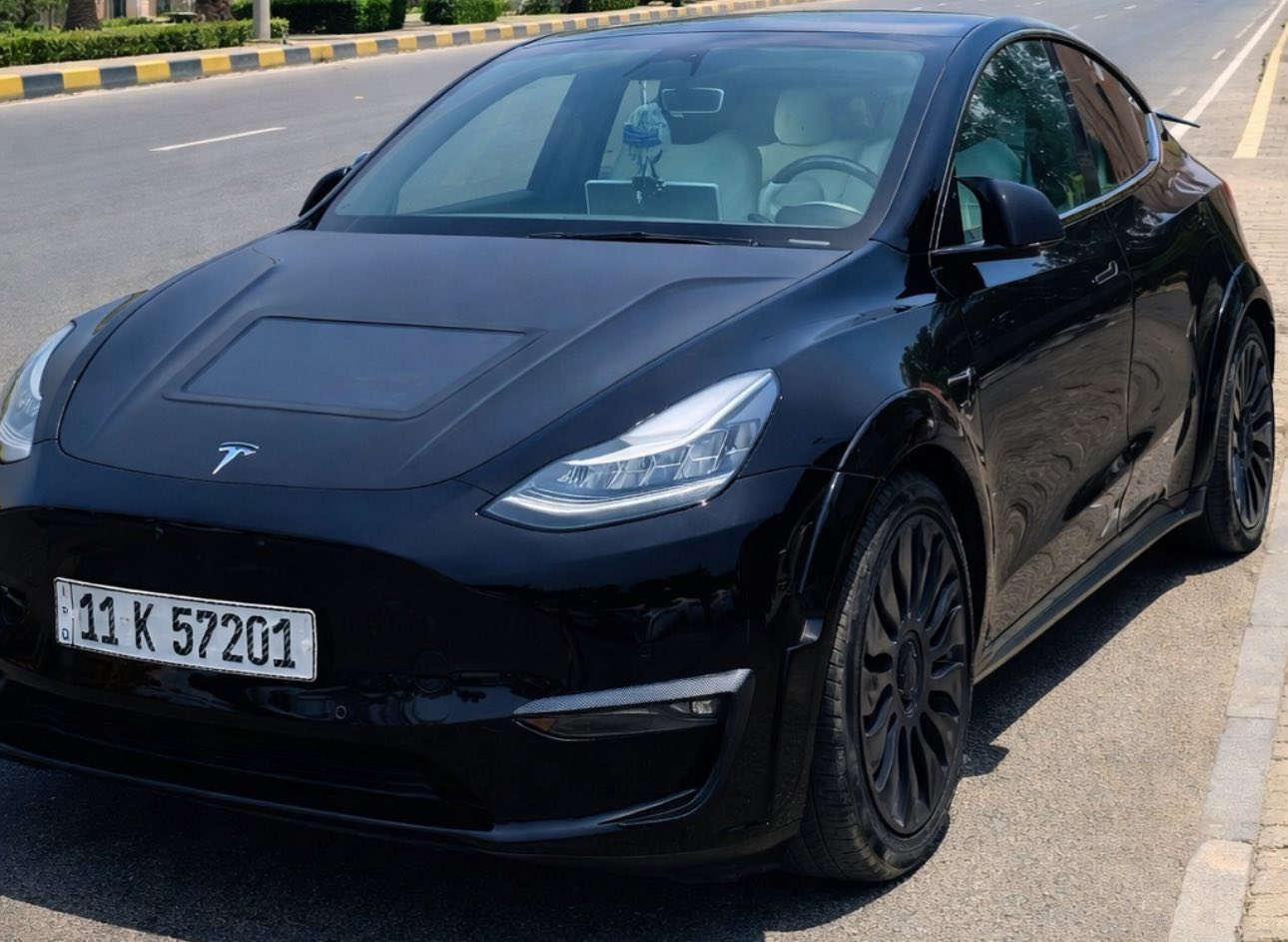 السلام عليكم
تيسلا  Y للبيع موديل 2023
لونك رينجر دبل ماطور 
7 راكب 
داخل ابيض 
ماشية 32 الـف 
السيارة معروفة موصفاته 
بس علهة اضفات من امركيا يعني  الاضافات  اصلية وجميع الاضافات من وكالات معتمدة 
🌿 السيارة عليها اشتراك Acceleration Boost 
سعر الاشتارك 2.000 دولار ما يعادل بل عراقي 3 ملاين دينار عراقي يخلي السيارة تكون اسرع من كل الموديلات 
🌿السيارة عليها ايرسبيشن نضام تعليق هوائي تكدر تصعد السيارة وتنزلها بالريموت والسيتم من امريكا من شركة airlift وسعر السستم المشدود على السيارة 4.000 دولار ما يعادل بل عراقي 6ملاين دينار عراقي 
🌿البنيد كاربون فايبر وبي جامة حتة يبين بطل الهواء الماطورات على شكل بطارية 🔋 وبنفس الوقت اكو انارة تتغير الالوان داخل البنيد الامامي وسعر البنيد 2100 دولار ما يعادل بل عراقي 3 ملاين و 150 الف 
🌿 جكات للبنيد كهربائي تكدر تفتحة و تسدة من داخل السيارة و التلفون وسعر الجك 260 دولار ما يعاد بل عراقي 400 الف 
🌿انارة داخلية تتحكم بيها عن طريق للمس وعن طريق الصوت او dj من شركة Hansshow 
جميع الالوان سعر الجهاز 600 دولار ما يعادل بل عراقي 900 الف
🌿السيارة كلهة سبولر من شركة DarwinPRO Aerodynamics عملة كجمالية للسيارة و تثبيت السيارة سعرة 2700 دولار ما يعاد بل عراقي 4 مليون 
🌿 داخل السيارة كلهة مغلفة مخمل شامو اسود يعتبر جمالية و فخامة ونفس الوقت عازل 
سعرة التغليف 500 دولار ما يعادل عراقي 750 الف 
🌿 البيبان شفط نفس ما موجود في سيارة ماسدس مايباخ  وسعر جهاز الشفط  900 دولار ما يعادل عراقي مليون و 350 الف 
🌿 يدات لد من تفتح السيارة ومن تنشغل السيارة سعر لد 200 دولار ما يعاد 300 الف 
🌿من تفتح السيارة يوجد ترحيب وهاي الاضافه من العراق وسعر الترحيب 40 الف 
🌿 علهة دشبل عضم شامو و داخل السيارة كاربون سمعات لد انارة متغير السترن مغلف جلد و كاربون 
السيارة جانت مغلفة بي بي اف للحماية 
البونراما مضلل من للحماية من اشعرة الشمس 
السيارة مرقة بغداد ب اسمي اني المالك الشرعي للسيارة 
ماشية بل عراق 3 الاف 
اسف على الاطالية 
السعر المطلوب بل. سيارة 
260$
*********** موجود بكل وقت
