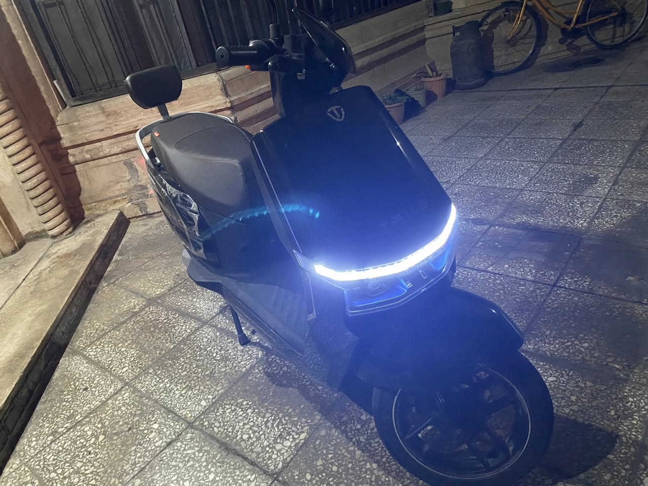 سلام عليكم دراجه شحن نوع تيلجي نفسها شركة ريان الدراجه سرعتها 77 حقيقي و3 سرع وبيها نضام R الرجوع للخلف و اضائه ليد عالي ناصي واشاير الدراجه مصارلها عندي شهرين بعدها جديده مكان الدراجه حي الجامعه السعر 850 وبيها مجال بسيط جدا جدا رقم التواصل ***********
