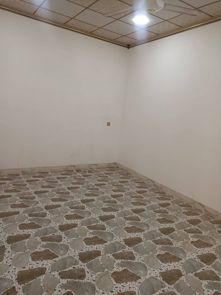 بيت للبيع في حي الفلاح خلف الملعب مساحة 100متر طابق واجه 10متر 2نوم واستقبال ومطبخ  وحمام وسطح راجع إلى مكتب الفاتح الجديد للعقار ***********/***********
