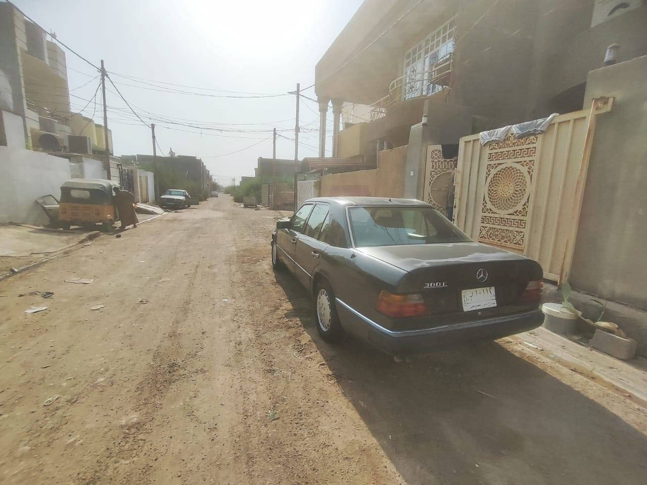 سلام عليكم...
مرسيدس دب e300 موديل 1992 محرك ٣٠٠ رقم صلاح الدين 
مكانها ديالى 
***********
