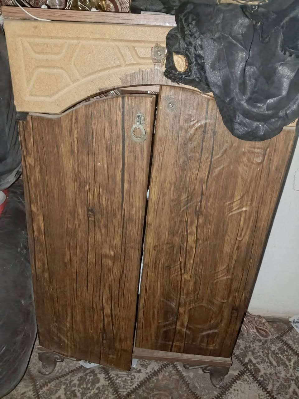 كلهن شلعه وحده للبيع جربايه نفر ودوشكهه ميز طعام كرسي وميز زغير ***********
