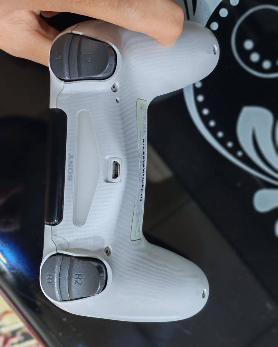 جويستك PS4 أصلية للبيع 🎮
الحالة: نظيفة جداً وبدون أي مشاكل
الاستخدام: قليل
اللون: أبيض
السعر: 30 ألف (قابل للتفاوض)
الموقع: الموصل
التواصل خاص


**إذا كنت صاحب هذا الإعلان وتريد حذفه لأي سبب، رجاءا أرسل رسالة إلى الدعم الفني**