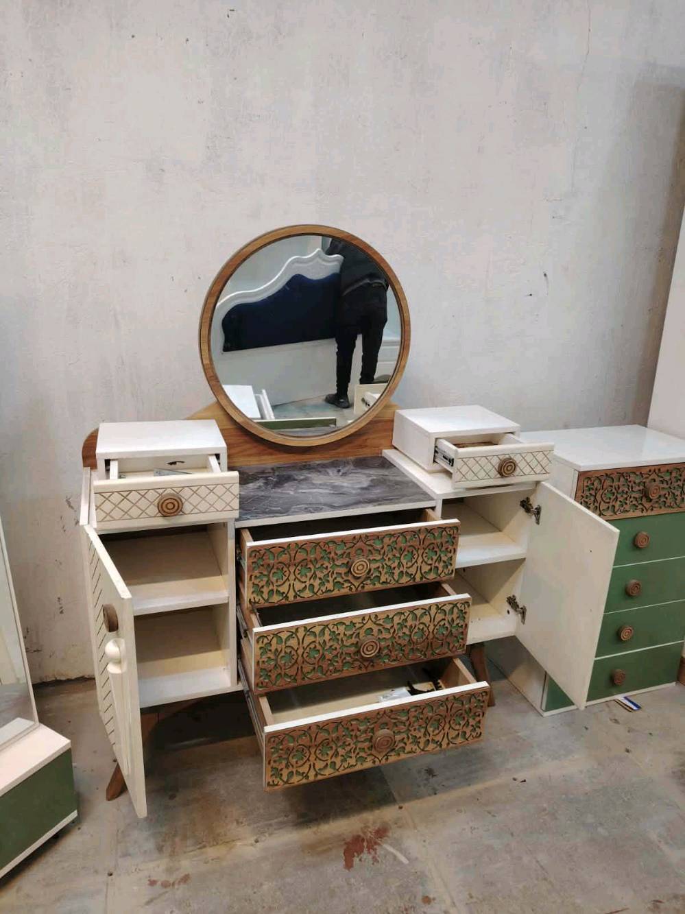 غرفة نوم مستعملة🇹🇷
 نضافة90 ٪💯
عدد القطع / 10 
نضام / أسلايت +باب إضافي 💢
شازلون / مخزن 📥 سرير مخزن🤌
سعرها 800💸
شد ونقل داخل بغداد مجاني🚛
يوجود توصيل محافضات 🚛