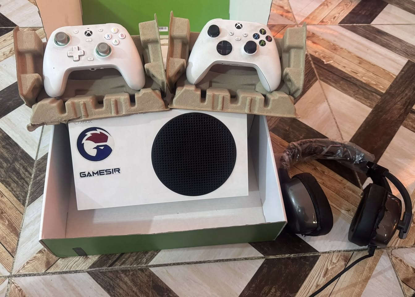 � للبيع Xbox Series (أصلي 100%) 🔥
الجهاز نظيف نضافة الوكالة استعمال شخصي وخفيف
يشتغل على الفحص بدون أي ملاحظة
لا مفتوح، لا متصلّح، لا أعطال نهائياً

✅ يد2 أصلية
✅ كل الأسلاك أصلية
✅ أداء عالي وسريع بالألعاب
✅ مناسب أونلاين وأوفلاين
✅ سماعة Gaming كيمك
✅حساب بي شتراك 3 العب كلهن مملوكه 
السعر: (360) 
المكان: (بغداد)
التواصل خاص او ***********
توصيل موجود
