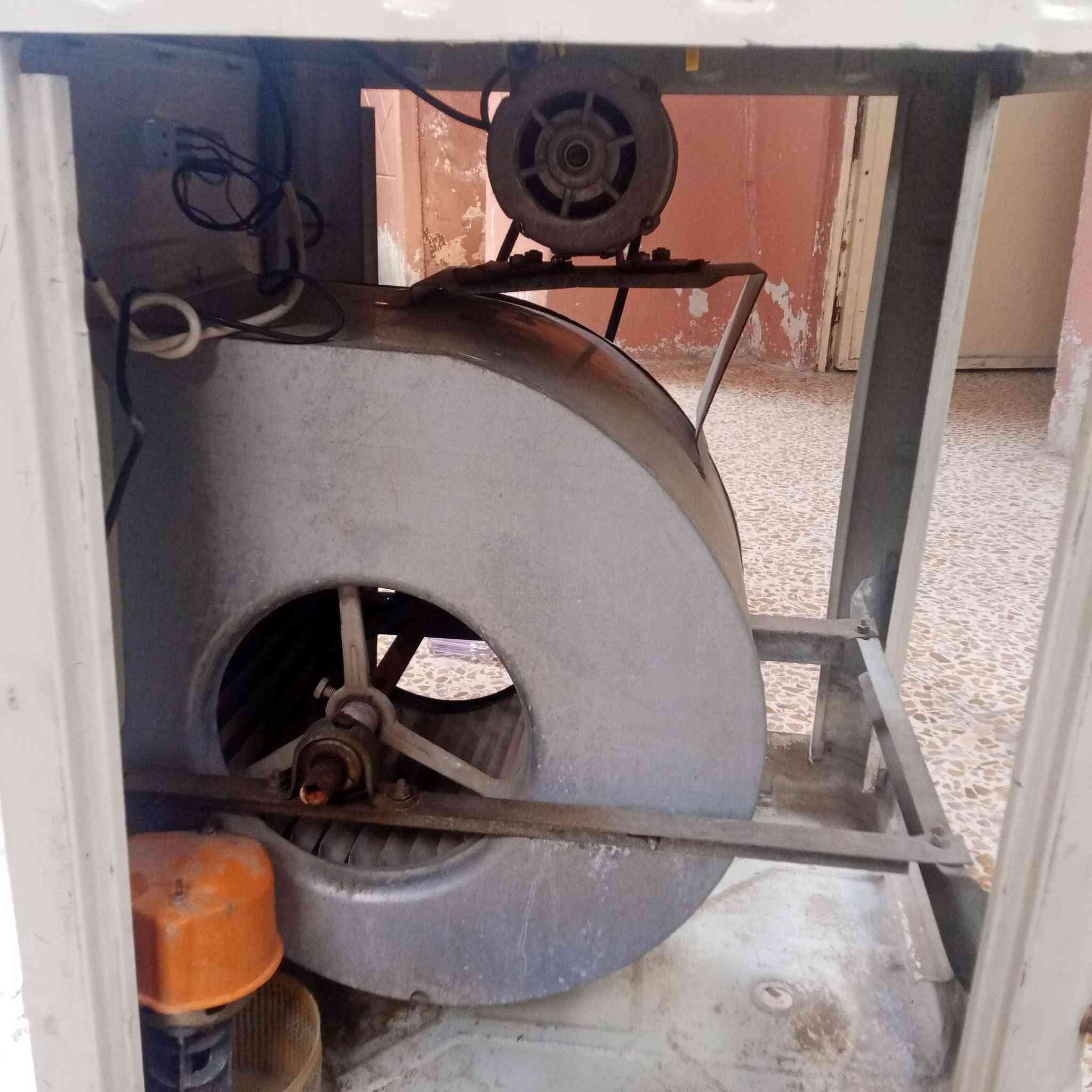 مبردة للبيع
نظافتها 85%
ما بيها اي زنجار 
شوفها كدام عينك بيها خلل بسيط بالماطور يشتغل اتجاهين يعني اذا تعرف اصلحه ما يحتاج توديها لمصلح واذا ما تعرف صلحها لازم توديها لمصلح احتمال كنديسر او مربوطة بالعكس.. ما اعرف اشنو سببها 
سعرها 60 الف 
طباخ نظيف سعره 15 الف دينار 
شراي خابر ودلل 
هذا رقمي 
***********
