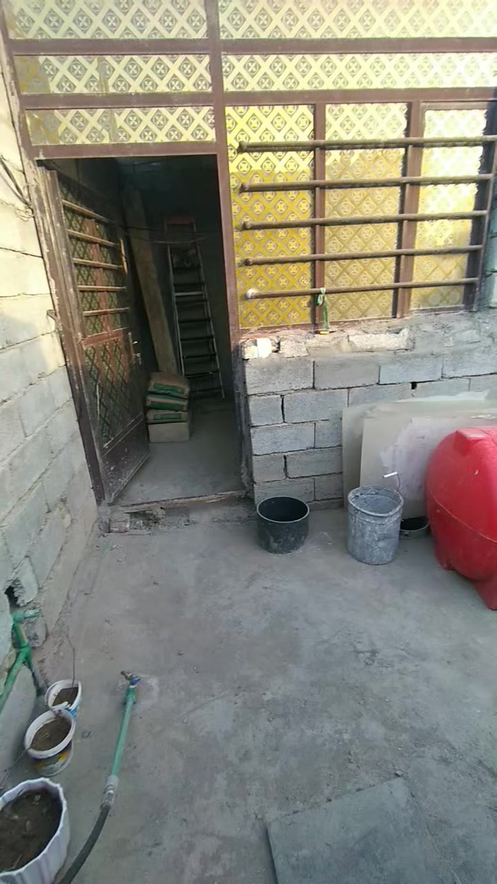 سلام عليكم بيت للبيع مساحة 110 متر صقف سندويج ارضيه صب كهرباء وصحيات مأسس كامل يحتوي ع غرفة نوم عدد 2 وصاله وحمام داخلي ومطبخ عنوان زعفرانيه الصحة الثانيه استفسار ***********
