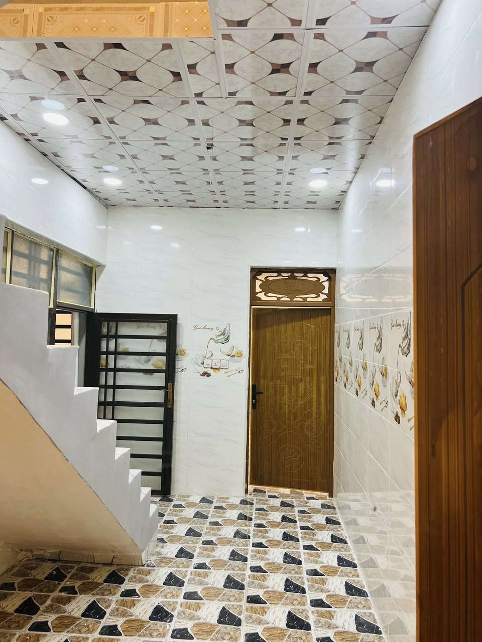 السلام عليكم
بيتين للبيع مساحة الواحد ٨٠ متر طابقين بناء جديد 
الخريطة الأرضية غرفة ومطبخ حار وبارد واستقبال وتخاريج
والطابق الاول سويت (غرفة وحمام) وصالة 
السقف للطابقين صب كونكريت
المكان شارع المطار القديم (ساحة ناجح احمود سابقا)
سعر الواحد ٣٨ مليون 
للاستفسار ***********
