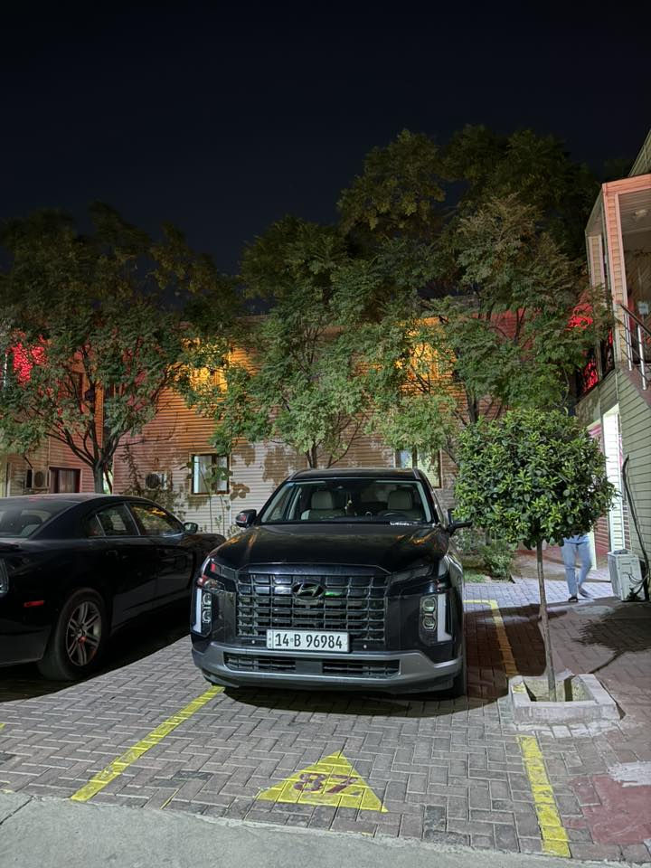 هونداي باليسايد 2021 شكل 2023فول 1/1 :ـ
1 - اللون /اسود  
2 - العداد 50 الف كيلو وليس ميل
3 - الرقم / بصرة خصوصي الرقم الجديد  
5- المحرك   v6    3.8 
6- بصمة تشغيل + بصمة ابواب 
8-  فتحة سقف عدد 2 (بانوراما)
9- سماعات هارمن كاردن عدد 16
10- رادار امامي عدد 3 
رادار خلفي عدد 2 
11- حساسات امامي عدد 4  
حساسات خلفي عدد 4
12-  كامرات عدد 5  360 درجة 
13- كشنات امامي خزن ميموري 
14-  جميع كشنات كهربائي تدفئة وتبريد
15- كشنات جلد  
17- بردات جانبية
18- تبريد مركزي امامي + خلفي منفصل التحكم
19-تحكم ستيرن + شفتات
20- تدفئة ستيرن 
21- مرايا هيتر + تعتيم 
22- صندوق كهربائي شفط + اربع وضعيات فتح صندوق
23 - وضعيات قيادة (4)
24- ويل كب حجم  20 
25- اوتو هولد + نقطة عمياء 
26- سايد بريك بصمة + مثبت سرعة
27- شحن لاسلكي 
28 - إشارات بالمرايا  + إشارات جانبيه
29 - اوتو بريك 
30 - تحديد مسار
31 -شاشة ديجتال كبيرة
32 -تشغيل عن بعد
 34 -
35 - نظام مانع انزلاق 
36 - نظام نزول منحدرات 
37 -كشنات Vip منفصل 
38- جميع ايرباكات سليمه 100/100

هواي مواصفات بالسياره مامذكورة الضربة مالتها خفيفه كلش مجرد طعجة مو حادث قوي ومبدل القطعه ، السيارة لمتد كالكرافي اعلى فئة بالبليسايد, السنويه باسمي تحويل ثاني يوم سنوية جديده 2030  عنواني البصرة 
للاستفسار ***********
