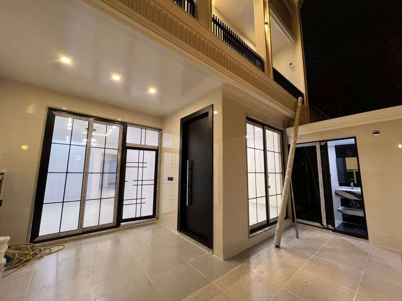 بيت موثث للبيع مجمع لاوان ستي
مساحة 200م
يتكون البيت من4غرف نوم 
للاستفسار والاتصال ع الارقام 
***********واتس
***********
