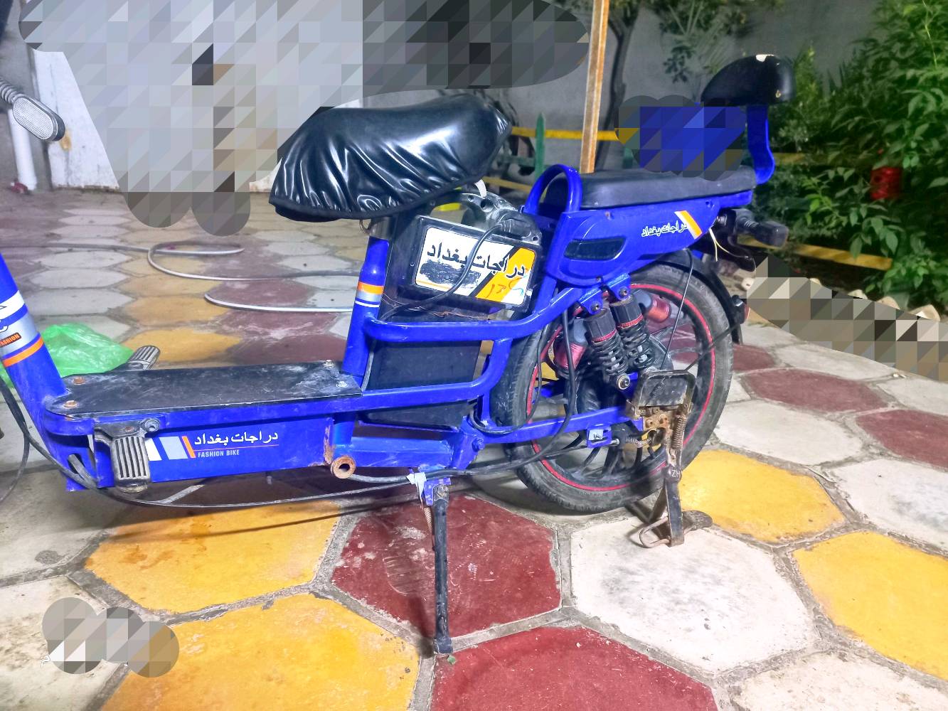 سلام عليكم دراجه شحن استعمال متوسط حالته ممتازه مواصفات
. تجي ب 6 بطاريات 12V يعني 72V 
. سرعتها 40  بطاريات قوية و تحمل وزن 150 تمشي 35 
. ملف الدفع 680 W 
. بيها هورن ولايتات شغاله و عداد سرعه 
.   4  سرعات 
سعر 300 الف و بي مجال 
... و اي شي ثاني بل صور اواستفسار  رقم واتساب 7766614803 مكان ناصريه قضاء النصر