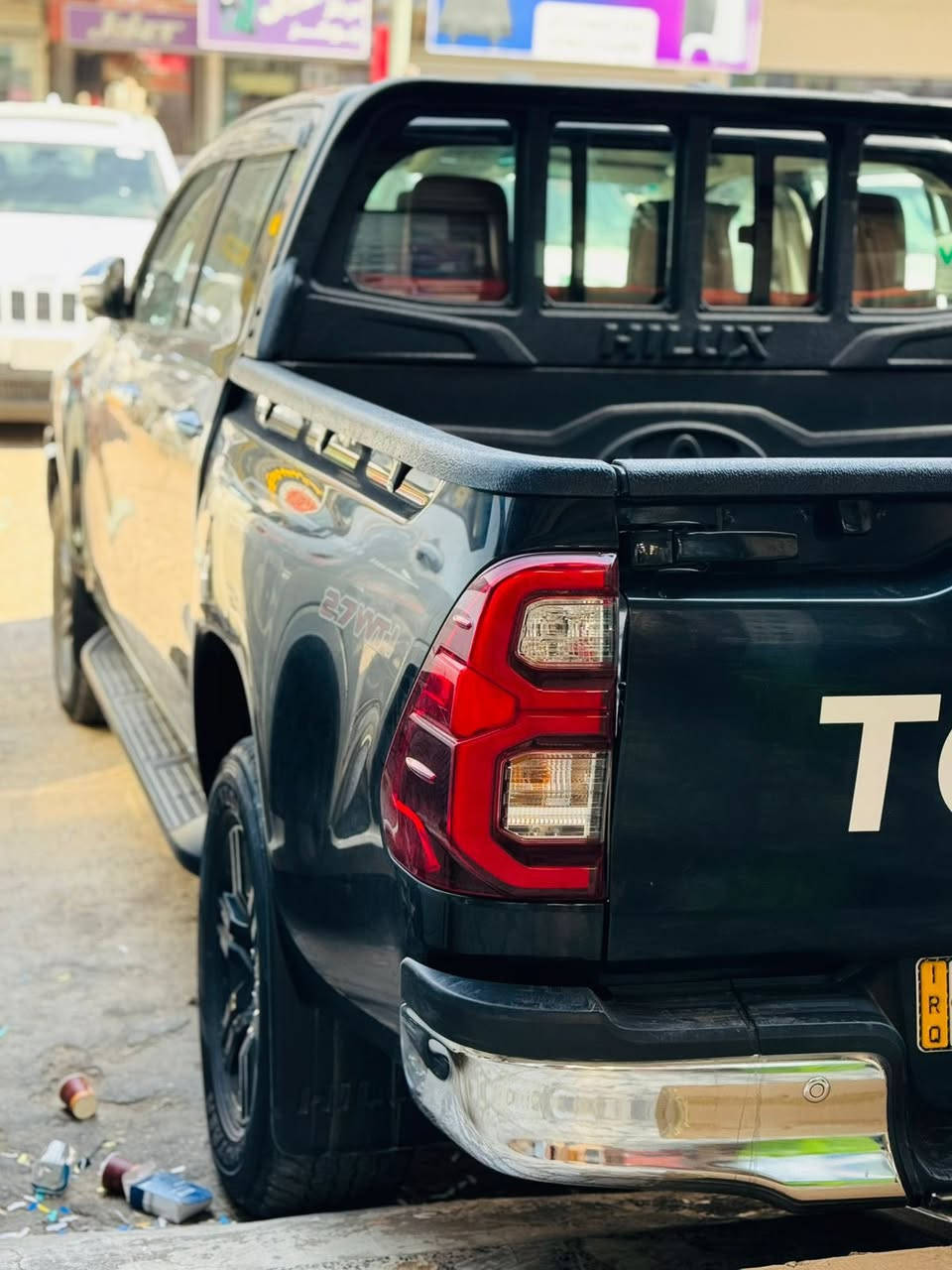 سلام عليكم
تويوتا هايلوكس 2023 Double cab 4*4 

اللون اسود ⚫️

 مادة المقعد قماش 

عدد المقاعد 5 💺

الموصفات:

كاميرا خلفية 📷

التحكم على المنحدرات ⛷️

 بصمة 

مثبت سرعة 

نوافذ كهربائية🪟

مانع الانزلاق 

شاحن لاسلكي 

تبريد خلفي 

مصابيح زينون الأمامية  

رقم السيارة بغداد ومكان السيارة بغداد!

مبدل باب خلف السايق وكالة فقط!!! 

السعر 29,500 وبيه مجال بسيط 

للتواصل ***********
