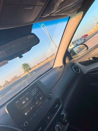 🚘 Hyundai Kona 2023 • اللون: أسود 🖤 • الداخلية: جلد/قماش بيج • ناقل حر...