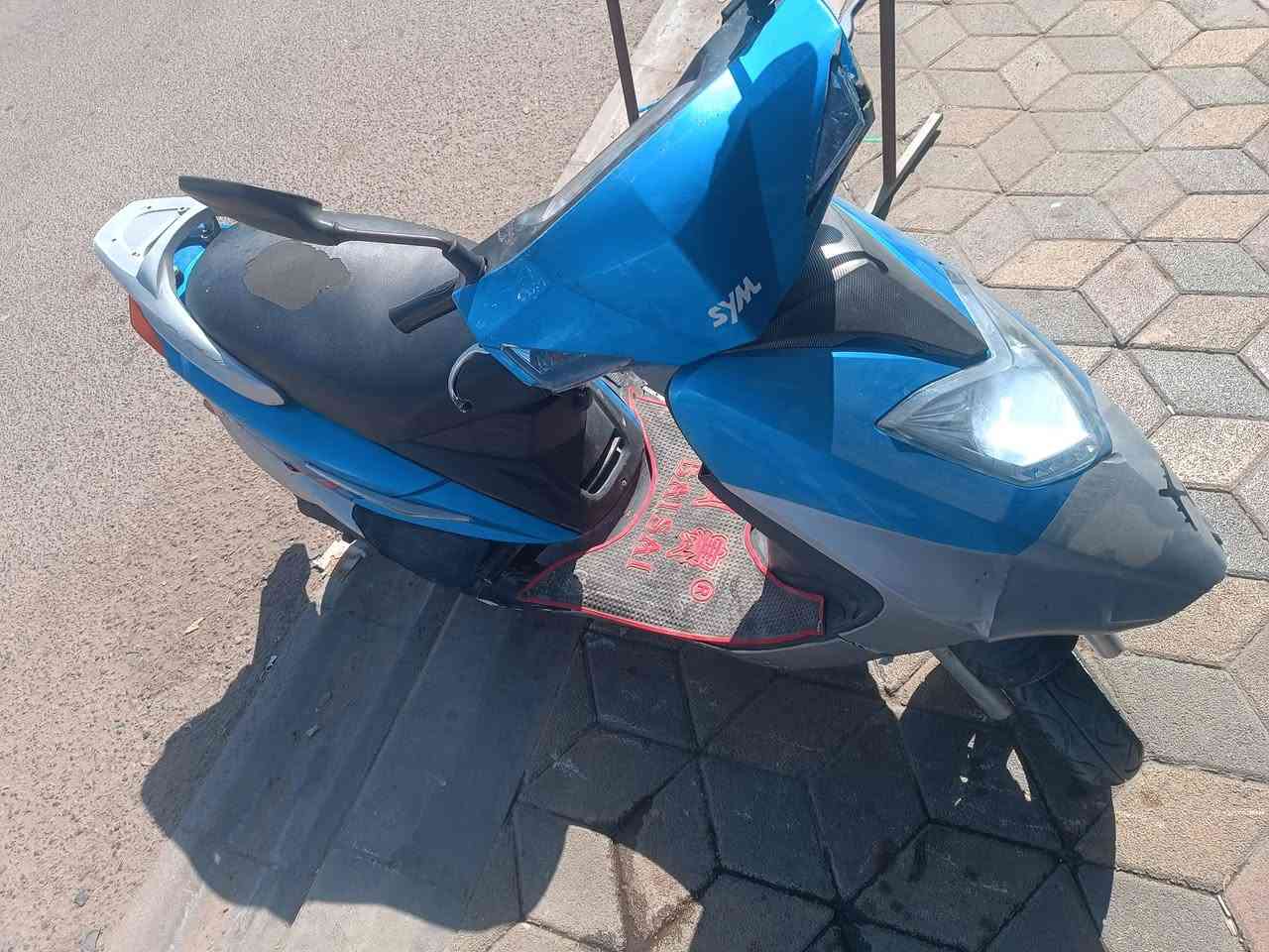 سلام عليكم موطور للبيع 350 شغال كلشي مابي كهربايات كلها شغاله ماكاني رمادي ***********
