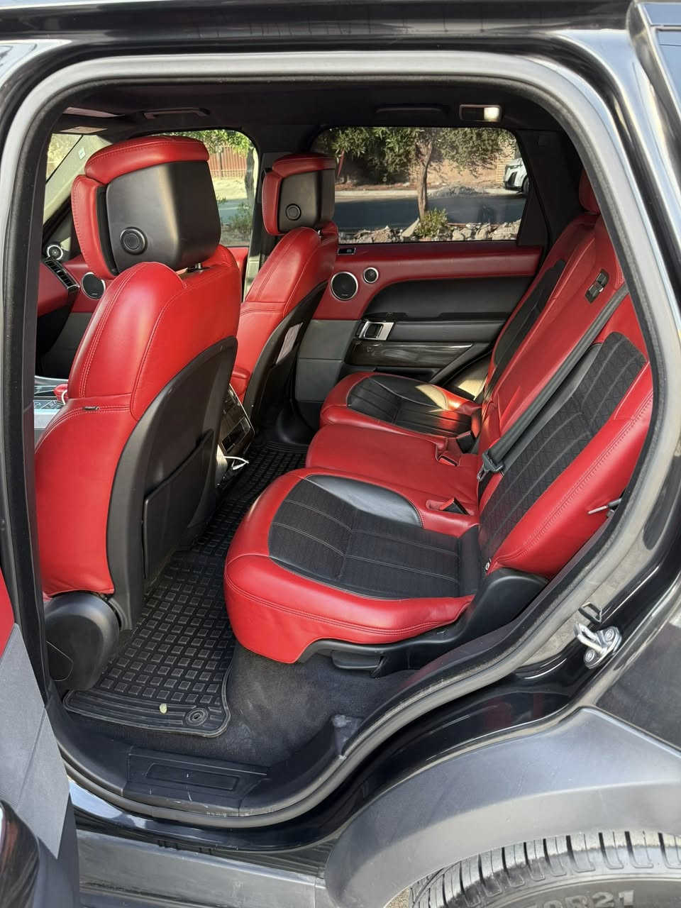 السلام وعليكم 
رانج روفر اسبورت 2019 وارد أمريكي رقم السيارة مميز بدون حادث وبدون تبديل بدون قطرت صبغ عدا الدعامية الامامية ماشية 36الف
محرك v 6 سوبر  قمارك حديد بدون فتحة داخل احمر السيارة جاهزة من كلشي سيرفس كامل تخم تاير صدر كلة جديد 
مكان بغداد 
السعر 410 ورقة وبي مجال 

للتصال ***********
