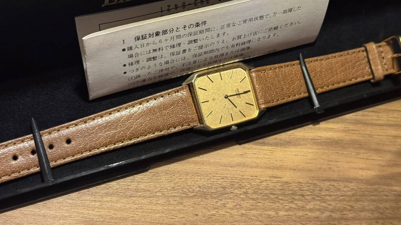 نوادر ال SEIKO
اورجنال زيرو 

ماكنه seiko 5930 💎 

قطر ٣٣-٣٤

كوارتز
معلومات seiko 5930

ساعة كوارتز يابانية من سيكو استُخدم في ساعات فاخرة من خطوط مثل Credor وDolce وLassale خلال الثمانينيات.  

أهم المواصفات:

* نوع الحركة: كوارتز (Quartz).
* عدد الجواهر: 6 Jewels.
* الدقة: ±15 ثانية تقريبًا بالشهر.
* التردد: 32,768 هرتز.
* السمك: 1.9 ملم فقط (حركة رفيعة جدًا).
* البطارية: SR721SW (رقم 362).
* فترة الإنتاج: الثمانينيات.  

وكان عيار 5930 معروفًا بنحافته العالية وجودة تصنيعه، لذلك استُخدم في ساعات سيكو الراقية مثل موديلات Credor وLassale.  

للحجز والاستفسار خاص


**إذا كنت صاحب هذا الإعلان وتريد حذفه لأي سبب، رجاءا أرسل رسالة إلى الدعم الفني**