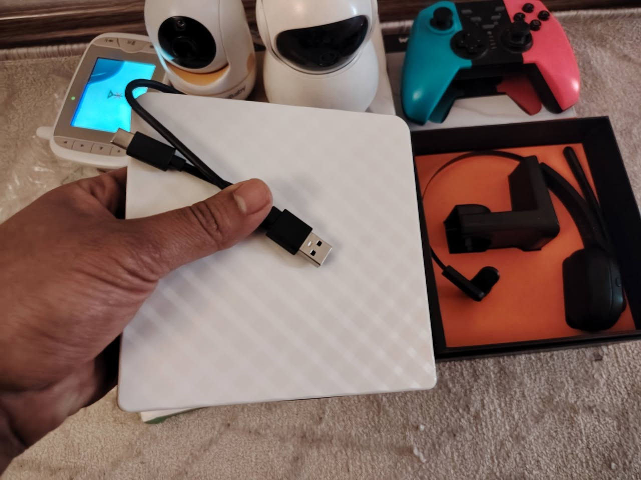 شلعة بسعر٤٥ الف الكتروني الي يريدها يتمم خاص او واتساب 
تتكون من جويستك ننتندو وايفون
كامرة مراقبة اطفال ايبادها بي كسر بسيط بالشاشة
كامرا مكتب تنربط عالتلفون 
دي في دي
سي دي درايف لابتوب وتايب سي 
سماعة ماركة جلد تك مع مايك متحرك 
***********
