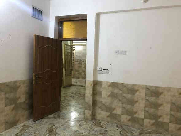 شقه سكنيه طابق اول للايجار بسعر 225 
تصلح ان تكون اقسام داخليه

الشقه تتكون من : غرفه + صاله+مطبخ+ صحيات 

بناء درجه اولى وجديد 

ويتوفر فيها خدمات : خط مولد ذهبي + سخان ماء + ماطور ماء وخزان + كاونتر وطباخ + كامرات

تتوفر في المنطقه جميع الخدمات

ملاحظه: نعتذر عن الايجار لغير العوائل الصغيره

العنوان: كربلاء حي للغدير - بدايه ركن حي الغدير ، سايدين ساحتات التارتان ، قرب اساله ماء العتبة

وتتوفر في المنطقه جميع الخدمات  

للستفسار ***********
