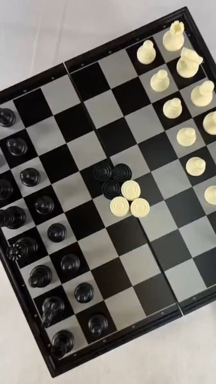 ♟️ لعبة الشطرنج المغناطيسية القابلة للطي

اختبر ذكاءك واستمتع بتحدي ممتع مع أصدقائك أو العائلة!

تصميم مغناطيسي يحافظ على ثبات القطع أثناء اللعب 🔥

يمكن طي الرقعة لتتحول إلى علبة أنيقة لتخزين القطع 🎁

تتوفر بلونين فاخرين (ذهبيفضي) أو (أبيضأسود).

والنسخة البيضاء والسوداء تأتي مع لعبة الداما لمتعة مزدوجة 🎯

لعبة فخمة تجمع بين الترفيه والتفكير الاستراتيجي في آنٍ واحد ✅

لعبة الشطرنج المغناطيسية (قابلة للطي)

الاستخدامات:

لعبة فكرية ممتعة تنمّي مهارات التفكير والتركيز والتخطيط الاستراتيجي.

مناسبة للأطفال والبالغين لمحبي ألعاب الذكاء والتحدي.

مثالية للمنزل أو الرحلات بفضل تصميمها المغناطيسي والثابت.

تُستخدم أيضًا لتعليم أساسيات الشطرنج بطريقة تفاعلية وممتعة.

المميزات:

تصميم مغناطيسي يحافظ على ثبات القطع أثناء اللعب حتى مع تحريك الرقعة.

رقعة قابلة للطي تُستخدم كعلبة تخزين أنيقة للقطع.

تتوفر بلونين فاخرين (ذهبيفضي) أو (أبيضأسود).

تأتي فقط النسخة البيضاء والسوداء مع قطع داما إضافية للعب لعبتين في مجموعة واحدة.

مصنوعة من خامات عالية الجودة بتفاصيل دقيقة تضيف لمسة فخامة.

أبعاد الغلاف: الطول 36 سم × العرض 18 سم × الارتفاع 5 سم.

محتويات الصندوق:

رقعة شطرنج مغناطيسية قابلة للطي

32 قطعة شطرنج

24 قطعة داما (مرفقة فقط مع اللون الأبيض والأسود)

دليل مختصر لقواعد اللعبة

ملاحظات:

تحتوي على قطع صغيرة، غير مناسبة للأطفال دون 3 سنوات.

سهلة التخزين والتنظيف.

خيار مثالي للهدايا التعليمية أو للعب العائلي الممتع.

السعر 30,000

يوجد خدمة توصيل 5,000


**إذا كنت صاحب هذا الإعلان وتريد حذفه لأي سبب، رجاءا أرسل رسالة إلى الدعم الفني**