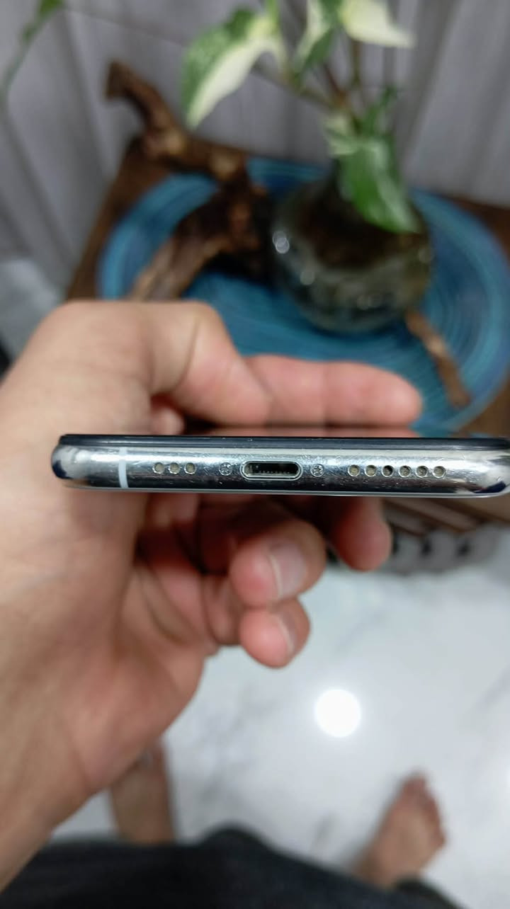 ‏السلام عليكم ‏iPhone XS نورمان ما مفتوح فقط بمشكلة Face ID واقف بسب التحديث البطارية 75 جهاز نظيف نظافة فول كاميرا فول سماعة كل شغالة سعر 150  للتواصل ￼ الاتصال *********** بي واتساب همين￼
