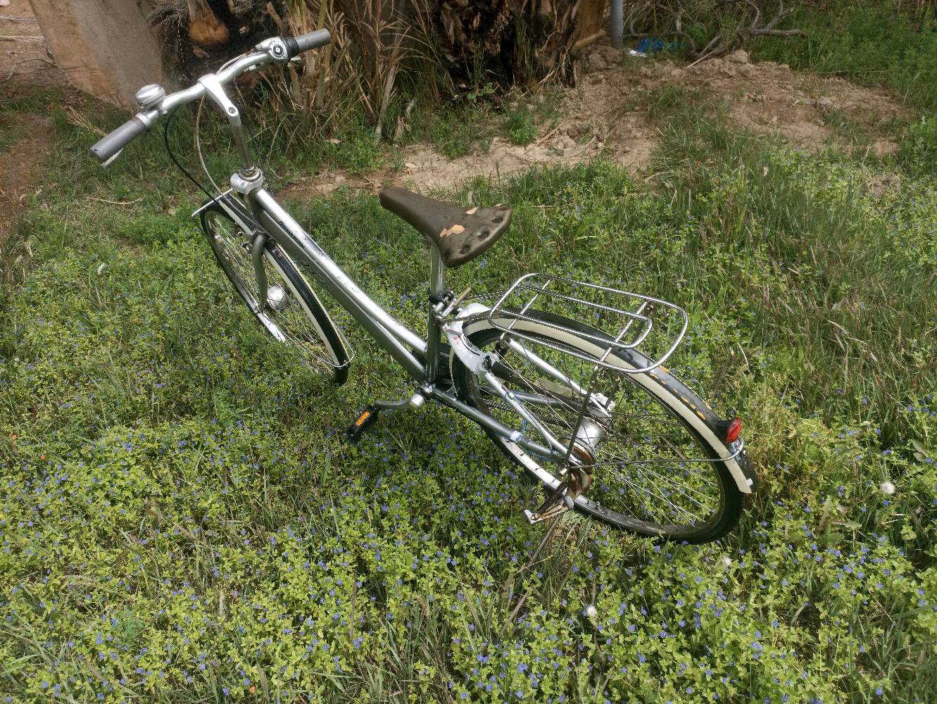 بايسكل بناتي حجم 27للبيع صبغ شركه بايسكل ياباني حاويه بدال 3نمر منضومه قايش بريكات شغاله امامي وخلفي دينمو شغال 