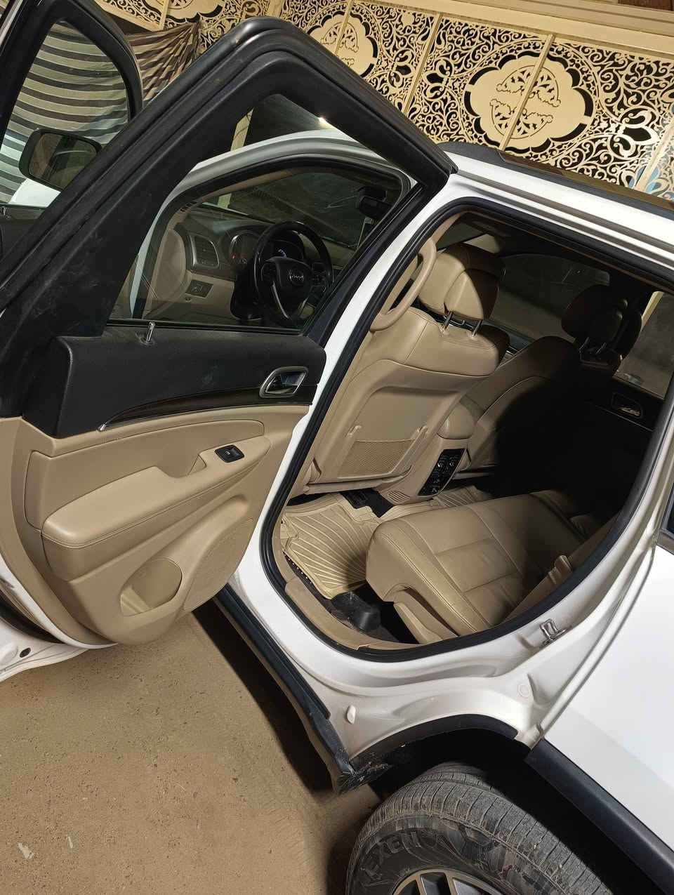 السلام عليكم.. جيب للبيع 2018
السياره وارد امريكي كلين ورقمه بغداد 
السيارة نضيفه وحلوة وفول مواصفات عدا البنوراما .ليمتيد 
اللون الأبيض 
المواصفات..
تشغيل عن بعد 
كاميرا 360 
صندوق كهربائي 
كشنات جلد 
المحرك 6 سلندر.. 3,6 
تدفئه مقاعد 
تبريد مقاعد 
مستشعر وقوف 
حساس المطر
شاشة كبيرة 
مراقبة النقطة العميا 
مصابيح زينون اماميه 
مانع انزلاق 
تدفئه مقود قياده 
نظام تعليق هوائي 
وضع القيادة 
حساسات امامي وخلفي 
مثبت السرعة 
حساسات ضغط الاطارات 
نظام تنبيه السائق 

السيارة خير من الله تاخذه وجاهزه من كلشي لو ربع متصرف عليه 
ماشيه..120mi
السعر ..$28000 وبيها مجال 
للاستفسار الرقم/ ***********
