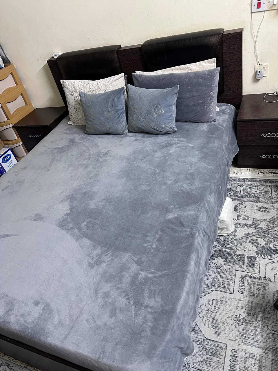 غرفه نوف 5قطع مع الدوشك كلش نضيفه للبيع وبسعر ٢٥٠الف الاستفسار الاتصال ع*********** شارع سالم خلف شركه كورك قرب دائره الكهرباء
