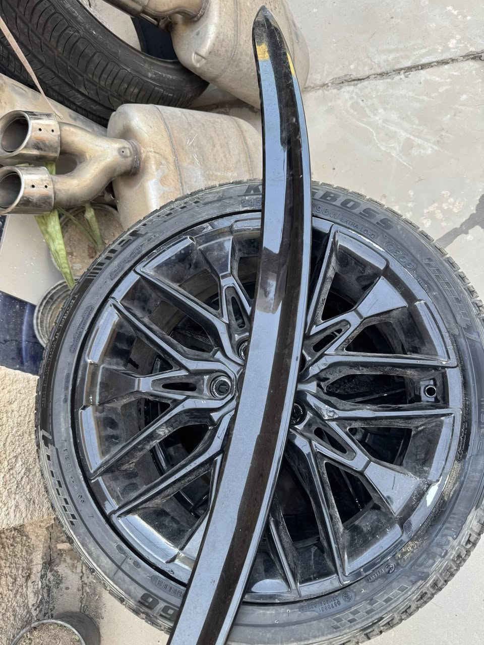 السلام عليكم للبيع غراض كي فايف اسعار مناسبه 

ويل كي فايف GT اصلي حجم 19 مصبوغ اسود تخم + زوج تايرات 200$ 

دبات كي فايف  GT  زوج 4 كزوز بلادي 100 $ 
 
وسطيه كاتم بلادي 50 $ 

سبايدر اصلي مسح 50 الف 

تك تاير هلو صيني غير مستعمل قياس 245 /40/19 50 الف 

تخم ويل اسود مع تايرات يرهم النترا فورتي كي فايف عاديه   200 الف 

بغداد ***********
