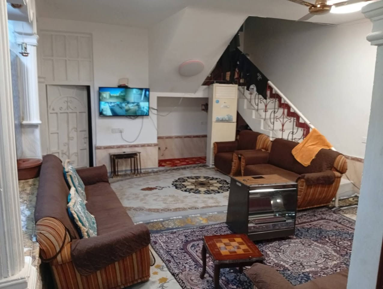 بيت للبيع مساحه ٢٥٠ متر بناء طابوك العنوان سبع قصور شارع ابو علي رقم الهاتف
***********
