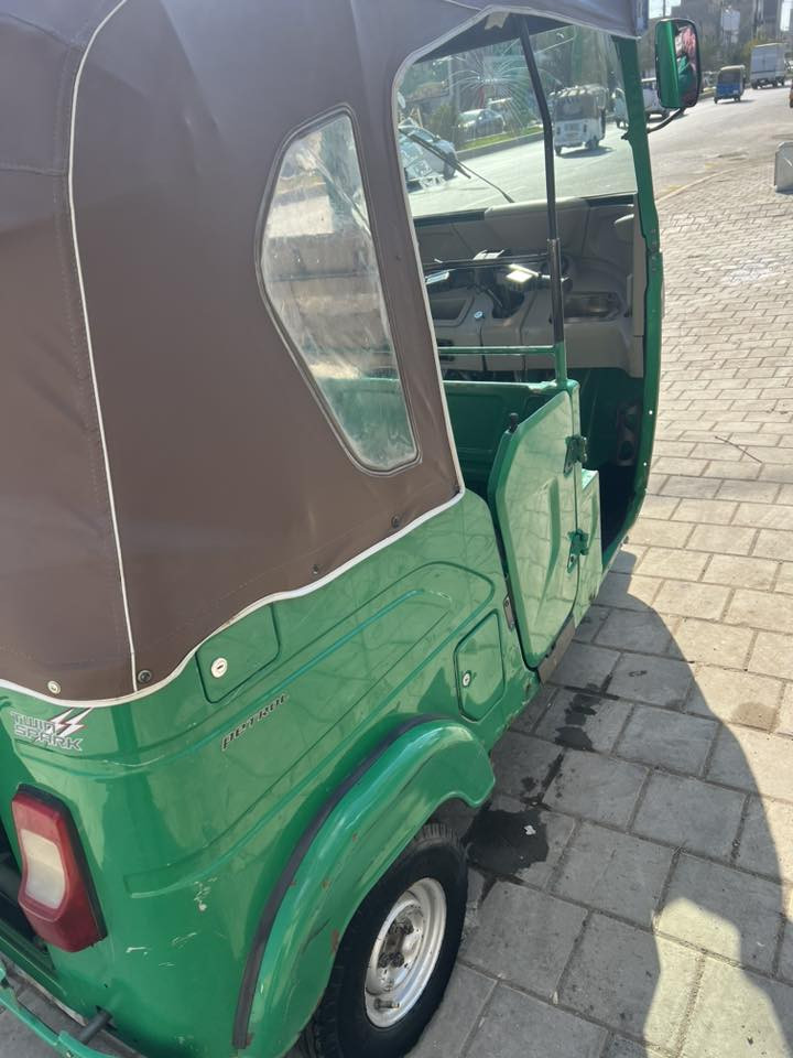 السلام عليكم
تكتك موديل ٢٢ شهر ثالث مكان حي اور رقم إنكليزي 

السعر ٨٨٠٠ 

الرقم ***********
