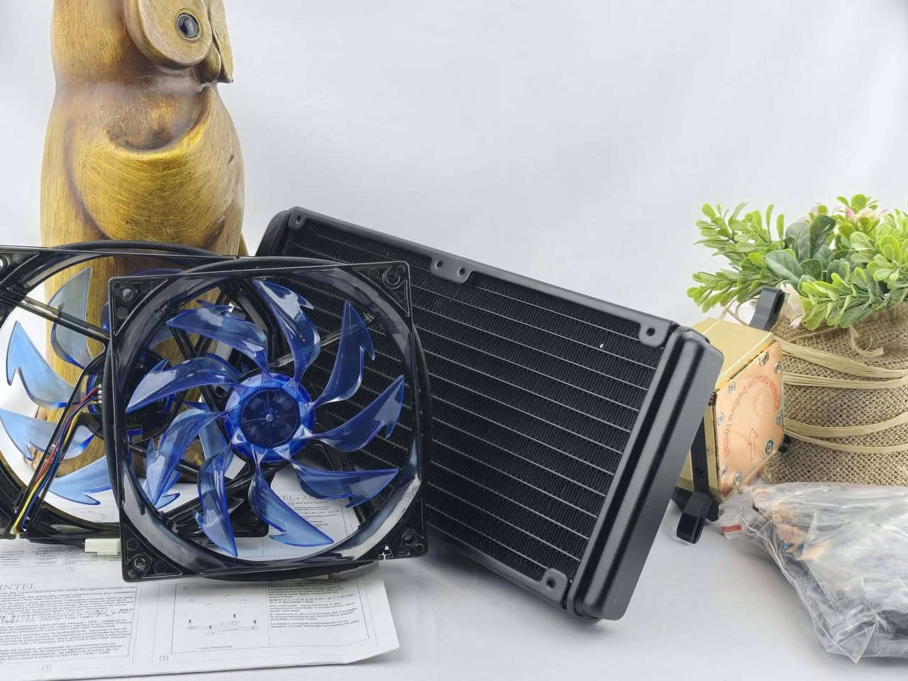 مبردات معالجات (CPU Coolers)، وتحديداً منظومات تبريد مائي مغلقة (All-In-One Liquid CPU Coolers) ومراوح تبريد من شركات صينية مخصصة للحواسب المكتبية (Desktop PCs).
​إليك تفاصيل ومميزات القطع الظاهرة في الصناديق:
​1. الصندوق العلوي: LESHP X002 (التبريد المائي)
​هذا الصندوق يحتوي على منظومة تبريد مائي متكاملة ومغلقة لمعالج الكمبيوتر (AIO Liquid Cooler)، وتتميز بالآتي:
​التوافقية العالية: تدعم المنظومة معالجات Intel و AMD على حد سواء، حيث تأتي مع قواعد تثبيت (Retention Plates) مخصصة للجهتين.
​الأداء والملفات (Radiator): تأتي بحجم مشتت ثنائي (Double Radiator) غالباً بحجم 240mm لتوفير كفاءة تبريد ممتازة لسحب الحرارة من المعالج.
​المراوح: المنظومة مجهزة بمروحتين مدمجتين تعملان بديناميكية تتراوح سرعتهما بين 1200 إلى 2500 دورة في الدقيقة (RPM) حسب ضغط العمل الحراري.
​المضخة والقاعدة: قاعدة التبريد (Waterblock) مصنوعة من النحاس النقي عالي الدقة لضمان أفضل انتقال حراري من سطح المعالج، مع مضخة تعتمد على محامل سيراميك (Ceramic bearing) لضمان عمر تشغيلي طويل وضوضاء منخفضة.
​الاعتمادية: الأنابيب المطاطية تأتي محمية ومحكمة تماماً لمنع أي تسريب للسائل (Leakless)، وهي منظومة مغلقة مسبقة التعبئة ولا تحتاج إلى صيانة أو إعادة تعبئة سائل التبريد.
​2. الصناديق السفلية: ABATAP "ICE STORM X001"
​هذه الصناديق (التي يظهر أحدها مقلوباً) مخصصة للإصدار الأصغر X001 من سلسلة عاصفة الجليد (Ice Storm) من شركة ABATAP/LESHP:
​نوع التبريد: غالباً ما يمثل هذا الموديل إما مشتت تبريد مائي أحادي (120mm AIO) بمروحة واحدة وراديتر صغير، أو مشتت هوائي احترافي مصمم للحواسب الاقتصادية والمتوسطة.
​الاستخدام: ممتاز لترقية التبريد الافتراضي (Stock Cooler) المرفق مع معالجات Intel أو AMD لتقليل درجات الحرارة وتحسين استقرار الجهاز أثناء الألعاب أو العمل المتواصل


**إذا كنت صاحب هذا الإعلان وتريد حذفه لأي سبب، رجاءا أرسل رسالة إلى الدعم الفني**