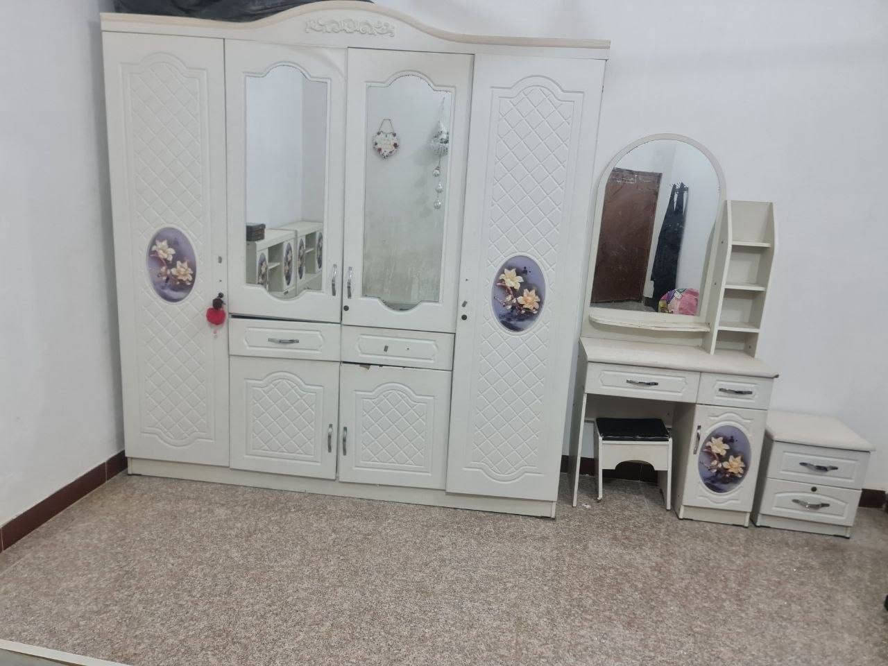 السلام عليكم
غرفة شبابيه .  250 الف
قنفات ثلاثيه عدد 2 .  250 الف
ميز دراسه للاطفال .  15 الف
***********
