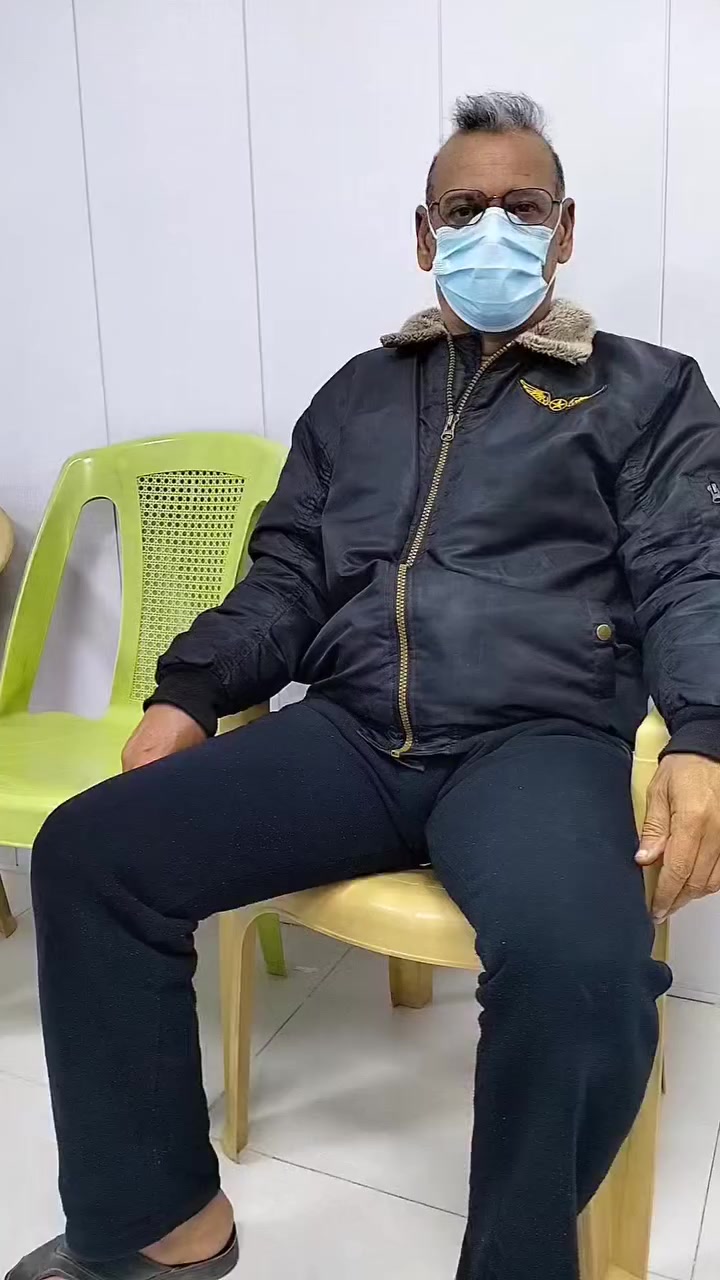 ⏳ ماذا يحدث داخل الجسم عند تطبيق الحجامة ؟

- هل التأثير نفسي فقط ؟ أم أن هناك آليات بيولوجية قابلة للتفسير؟
♦️ أولًا : التأثير على الدورة الدموية

عند وضع الكأس وإحداث ضغط سلبي، يحدث ما يلي :

- توسع في الشعيرات الدموية تحت الجلد
- زيادة تدفق الدم إلى المنطقة
- تجمع دم موضعي مؤقت

هذا التوسع يُحفّز الجسم على :

- إرسال مزيد من الدم المؤكسج
- تحسين التروية النسيجية
- تسريع عمليات الإصلاح الخلوي

بمعنى آخر، الحجامة تُحدث استجابة موضعية قوية تجذب الدم إلى المنطقة المعالجة.

♦️ ثانيًا : التأثير العصبي

الجلد يحتوي على عدد كبير من المستقبلات العصبية.

عند تطبيق الشفط :

- يتم تحفيز هذه المستقبلات
- تُرسل إشارات إلى الجهاز العصبي المركزي
- يحدث تعديل في إدراك الألم

وهذا يُفسَّر عبر ما يُعرف بنظرية "بوابة الألم"، حيث يمكن للتحفيز السطحي أن يقلل من الإحساس بالألم العميق.

كما قد يؤدي التحفيز إلى إفراز:

- الإندورفين (مسكن طبيعي للألم)
- بعض النواقل العصبية المرتبطة بالاسترخاء

♦️ ثالثًا : التأثير على الجهاز المناعي

الحجامة الرطبة تحديدًا قد تُحدث استجابة التهابية منظمة.

عند حدوث التشريط السطحي :

- ينشط الجهاز المناعي
- تزداد حركة خلايا الدم البيضاء
- تتحفز عمليات التجديد الموضعي

الالتهاب هنا ليس مرضيًا، بل هو استجابة إصلاح طبيعية ومدروسة.

♦️ رابعًا: التأثير على العضلات والأنسجة الرخوة

في حالات الشد العضلي :
- يحدث نقص في التروية
- تتراكم نواتج الاستقلاب
- يزداد الإحساس بالألم

الحجامة قد تساعد على:

- تحسين تدفق الدم
- تقليل التوتر العضلي
- تسريع إزالة بعض الفضلات الأيضية
وهذا يفسر شعور كثير من الناس بالراحة بعد الجلسة.
***********
