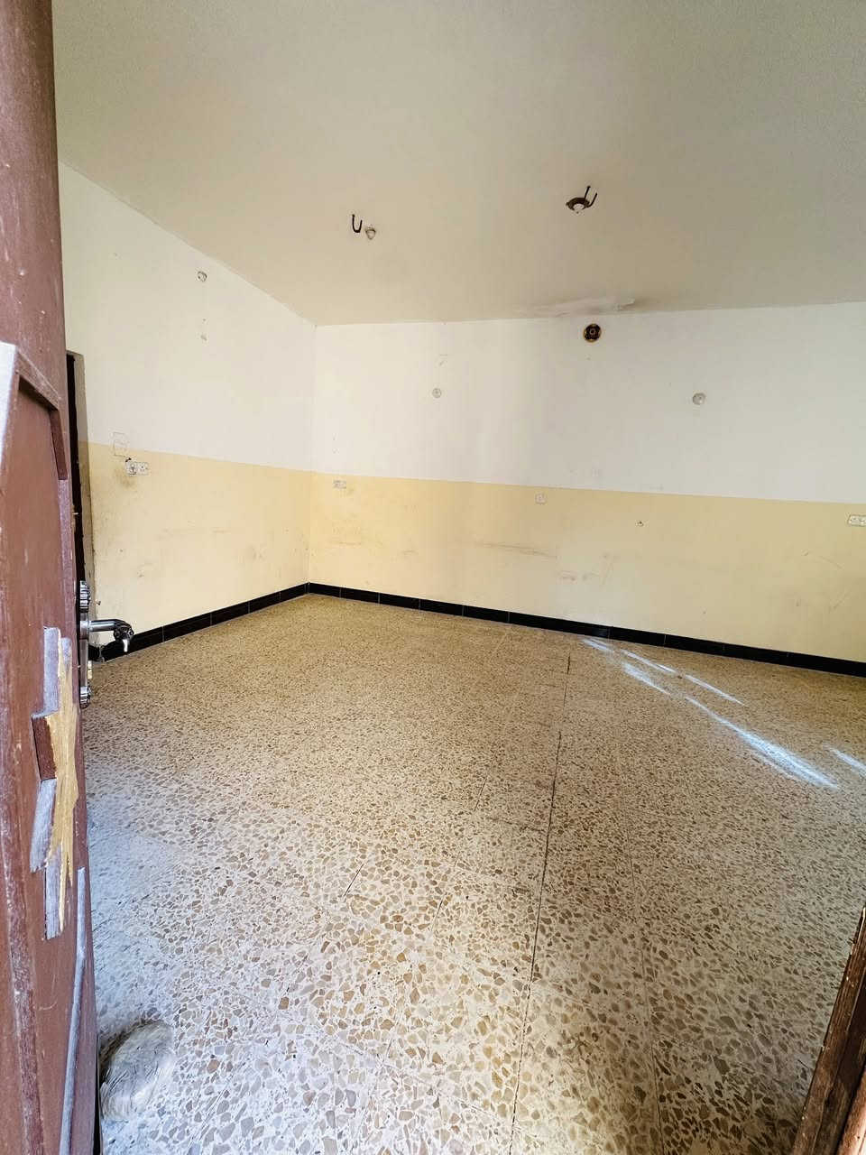 ✅ #دار_للبيع ___طابو صرف_ بأسم شخص واحد ✅

🏗️📍المــــــــوقع// أبي غرق__حي الحسين خلف التجاري 

✏️المســـــاحة// 150 متر _ واجه 7.5م✖️نزال 20م

🧱✅بناء 2010 عالي ع شارع_عرض الشارع 30متر✅🧱

⭕️علماً الدار 🏠 فارغ استلام مباشر 

🧱🧱طـــابق الأول // يحتوي ع (غرفة نوم 🛌 ➕مطبخ➕هول➕ صالة➕ مجمعات صحية عدد 2➕كراج سيارة 🚙➕حديقة

🧱🧱طابق الثاني// 2غرف نوم  🛌 ➕هول

 🏫📚نستقبل جميع عروض البيع و ترويجها بإعلانات ممولة 
      للمزيد من التفاصيل الاتصال او المراسلة خاص 

حسين السعيدي ***********_ ***********
حجي حسن السعيدي ***********          
علي السعيدي ***********_ ***********

 📍موقع المكتب  📌 الحله - حي الامام علي(ع)_قرب المول الجديد _مقابل مجمع الوافي
