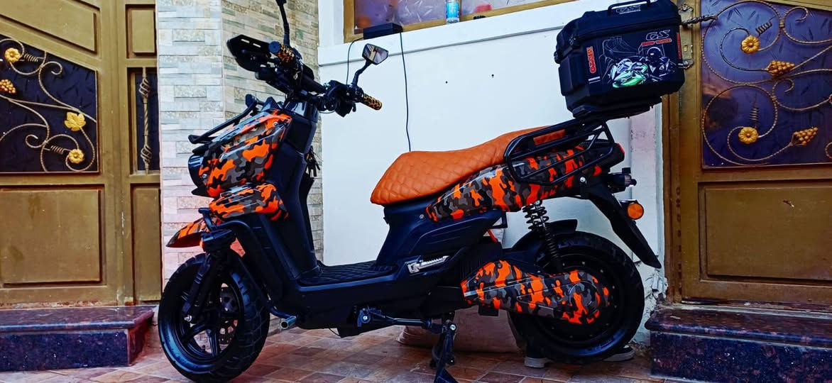 سلام عليكم للبيع شركه جوهره البحريه اكس موتور (البرتقاليه 6بطاريات المسطره علفحص زنون2 ورماش السعر 1200وبي مجال  6بطاريات المسطره  ملاحضه وصل الشراء. موجود بل صور لحد يكسر بيهن اتصال بل رقم ***********
