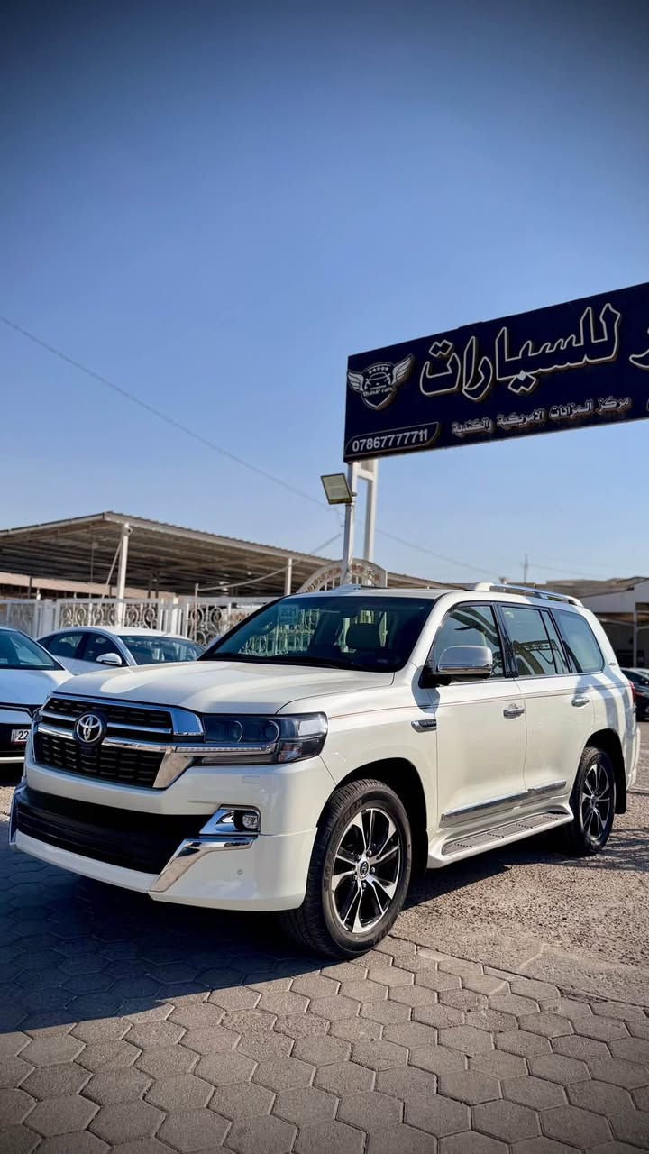 السلام عليكم 

الفخامة اليابانية… تويوتا لاندكروزر 2021 V8 ساس رقم بغداد الجديد – كامل المواصفات

المواصفات:

* محرك V8 قوي بأداء اعتمادي وعزم ممتاز. (بحسب الفئة قد يكون 4.6 لتر أو 5.7 لتر في بعض الأسواق). (Edmunds)
* نظام دفع رباعي دائم (4WD) مع دبل ثقيل وخفيف.
* قير أوتوماتيك سلس.
* تشغيل بصمة مع دخول ذكي.
* فتحة سقف كهربائية.
* شاشة معلومات وترفيه كبيرة مع نظام ملاحة.
* كاميرا 360 درجة.
* حساسات أمامية وخلفية.
* شاشة معلومات ملونة في العدادات.
* تبريد وتسخين للمقاعد الأمامية، مع تحكم كهربائي وذاكرة للمقاعد.
* مقاعد جلد فاخرة.
* تكييف أوتوماتيك متعدد المناطق مع تبريد للمقاعد الخلفية.
* ثلاجة وسطية.
* شاحن لاسلكي للهاتف.
* نظام صوتي فاخر.
* مثبت سرعة.
* تحكم كامل من المقود.
* إنارة LED أمامية وخلفية مع إنارة نهارية.
* جنوط ألمنيوم مقاس كبير.
* باب خلفي كهربائي.
* نظام الزحف (Crawl Control) ومساعد النزول من المنحدرات.
* أنظمة أمان متقدمة تشمل ABS وEBD وVSC ووسائد هوائية متعددة ونظام مراقبة ضغط الإطارات. (Edmunds)

الاستفسار الاتصال على الرقم. 

*********** الرمادي, الأنبار
