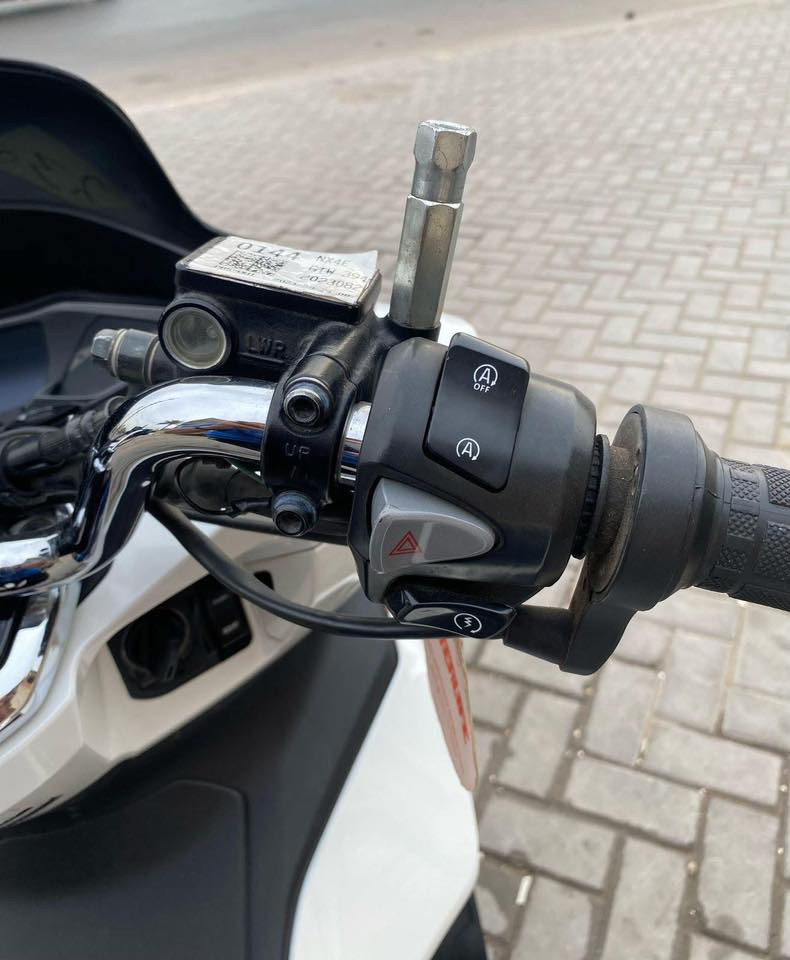 السلام عليكم بي سي أكس ( PCX ) جيل الرابع مديل 2022 ماشيه 10 الأف الدراجه بحالة الوكاله مواصفات الدراجه ( بصمه ) ( تدفئة يدات ) ( نضام ABS ) ( حساس أزدحام ) ( أستاند كهربائي ) السعر 6 أوراق 💵 قفل 🔒 العنوان بغداد للاستفسار ***********
