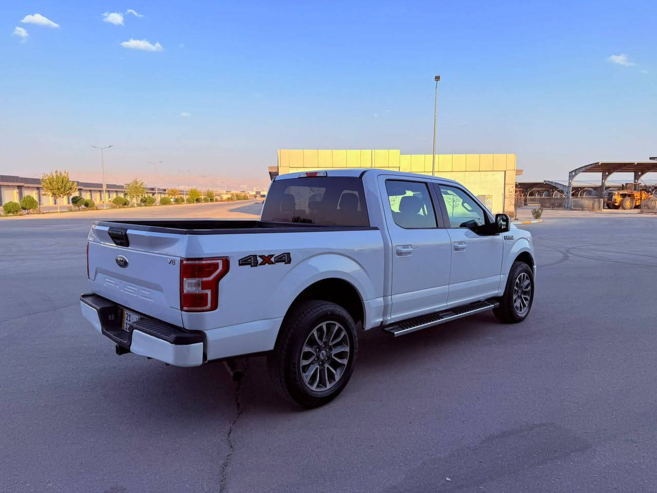 فورت F150  موديل ( ٢٠١٨ ) وارد امريكي كلين بي بوياغ و پارچه گوراو هه مو گياني شه ريكه يه گير و مكينه و اكسل به شرت مكينه ي (٨) پستون حجم (٥٠٠٠)  تنها (٨٥) هزار روشتووه مواصفات گير له سوكان (١٠) نمره كودي سردرگا هاندبريك كارباي كوشن سايق كارباي شاشه و كاميرا تحكم استيرن فول ئوتو هولد دبل اكسل ٤×٤  درگاي گه وره و بودي كورت ديناريك مسوفي نييه له امريكا به رزكراوته وه سنوي رقم نوييه به ناو خومانه ويه نرخي (٢٢٥)$ ورق شوين كلار ژم /(***********)
عربي 
فورت F150 موديل (٢٠١٨) وارد امريكي كلين مكفول  بدون سبوخ وتبديل سياره عل وضع شركه كير ومحرك واكسل مكفول محرك (٨) سلندر حجم (٥٠٠٠) مرغوب ماشي (٨٥) الف مواصفات كير تعليك تحكم استيرن فول شاشه وكاميره كود بالباب هاند بريك كارباي كوشن سايق كارباي ئوتو هولد فورويل ٤×٤ باب چبير بودي گصير حداديته مكفول رافعين سياره من امريكا سنويته ورقم وهزه جديد بسمي سعره (٢٢٥)$ ورق مكانه كلار استفسار (***********) شمشمل, السليمانية
