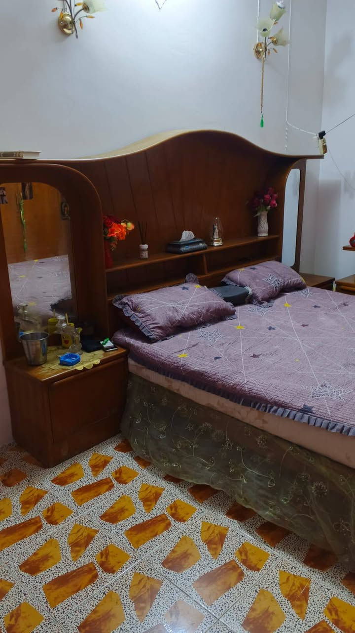 السلام عليكم ورحمة الله وبركاتة 
غرفة اخشاب انجاره غرفة نضيفه كدام عينك 
السعر 650 وبيه مجال الله شاهد نجاره درجه اوله
اتصل ***********
