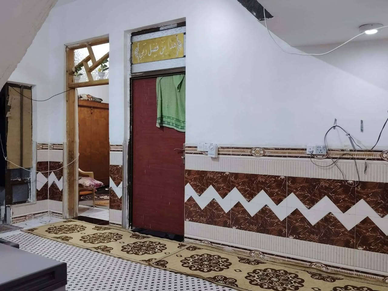 مساحة البيت 150 متر

غرفتين نوم وصاله ومطبخ واستقبال وصحيات داخلية وخارجية

البيت مرتب وجديد

للاستفسار الاتصال على ***********

***********
