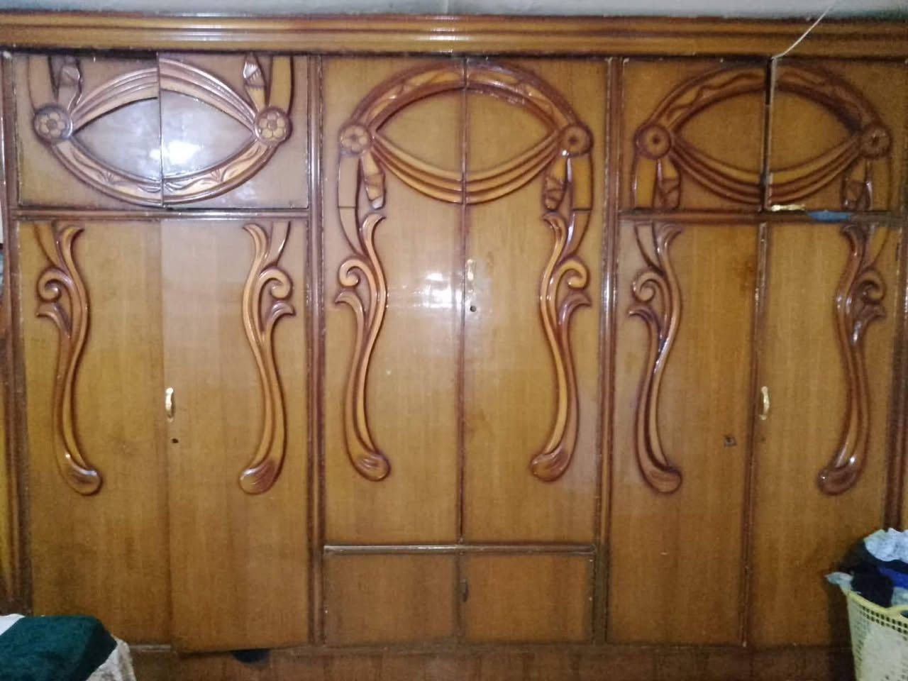 السلام عليكم غرفه عراقيه للبيع بيه نقص زاوي وكومديات مال جربيه مكان خور زبير مستعجل ع البيع سعر 400وبيه مجال علمن مكلف بل نشر رقم ***********
