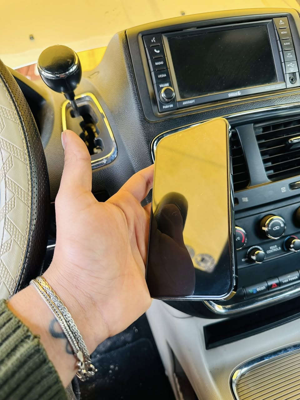 سلام عليكم ايفون 13 برو ماكس للبيع.
الجهاز كلش نضيف بلادي كله شغال بي فقط فطر جدا بسيط بل عدسه مال كامره الخلفيه وابد ما مأثر عليها جهاز مكفول ما مفتوح ابد بطاريه 87 ذاكره 256 السعر 690 الف مكاني بغداد خاص او اتصل ***********
