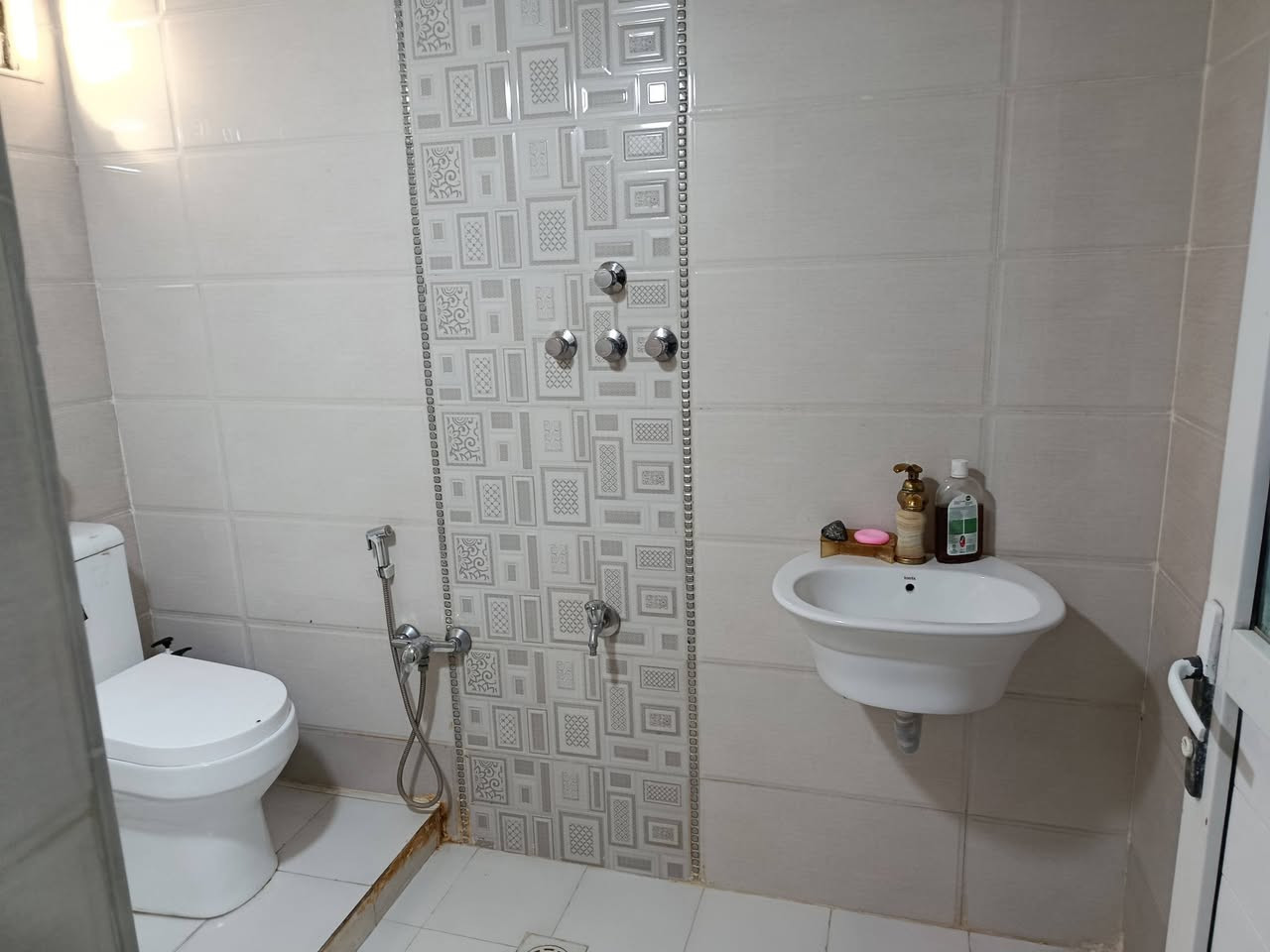 السلام عليكم بيت للبيع علوه الفحل شارع مخزن الموز قرب جامع صاحب الزمان 100م الاساس صب بناء طابوك يحتوي ع غرفه صاله مطبخ طارمه تخاريج داخليه وخارجه البيت معايز شي تجي وتكعد بي مذب الف عليه جاهز للاستفسار اكثر اتصال ع رقم التالي مكلف بالنشر ***********
