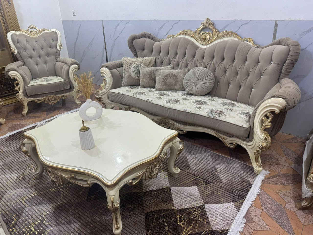 تخم زان تركي فخم ٨ مقاعد مع ميز وسطي كبير فخم جدا وثقيل نضافه فول اخو الجديد ***********
