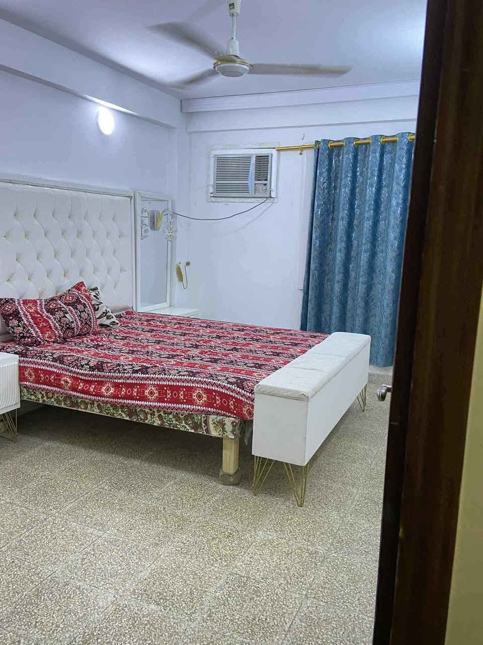 السلام عليكم 

شقه للبيع مجمع كص وسويلم طابق اول فوق الارضي 
مساحة 120  نضفته 100% 
 3 غرف نوم ومطبخ وصحيات واستقبال كهرباء 24 ساعه مستمره
مصفرره ماء وكهرباء ومكان مميز عماره 3 بل حمر

للاستفسار ***********
