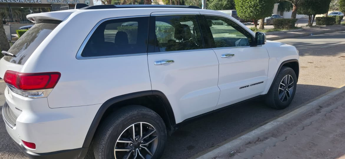 السلام عليكم
للبيع جيب كراند شيروكي لميتد
موديل 2021 ضررها جداً بسيط  
وارد امريكي , 6 سلندر 3.6
رقم بغداد  تحويل مباشر 
* بصمة
 ، دخول ذكي
 ، تشغيل عن بعد .
* شاشة كبيرة تدعم كاربلاي .
* كشنات جلد ، كهرباء
 ، خزن ، تدفئة .
* فتحة سقف .
* صندوق كهرباء .
* حساس خلفي ،
 كاميرا خلفية 
، توقف ذاتي .
* منظومة زينون 
* اشاير بالمري 
، مري قلاب ،
 تعتيم ، نقطة عمياء ، هيتر .
* اوتو ستارت ستوب .
* تبريد قطعتين .
ماشية 75 الف ميل
للاستفسار ***********
