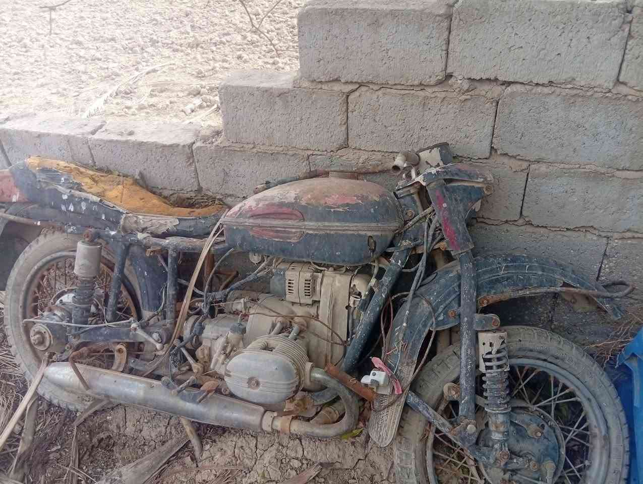 السلام عليكم شباب دراجه للبيع امزه موديل قديم ما نعرف يا موديل دراجه قديمه حيل اللي يريدها ينتصل بيه رقمي *********** الدراجه متروكه من زمان مو شغاله
