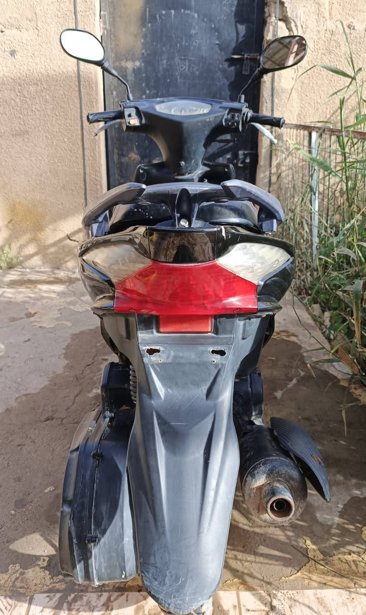 السلام عليكم للبيع ادرس صيني دراجه نضيفه كلش مكينه ناعمه  وياله حمر كهربائيات كله شغال كيج بانزين كليو متر اشاير تشغيل عن بعد جهاز انذار ترايك وين ما تريد مفتوحه رايمر مره وحده السعر 200 للاستفسار ***********
