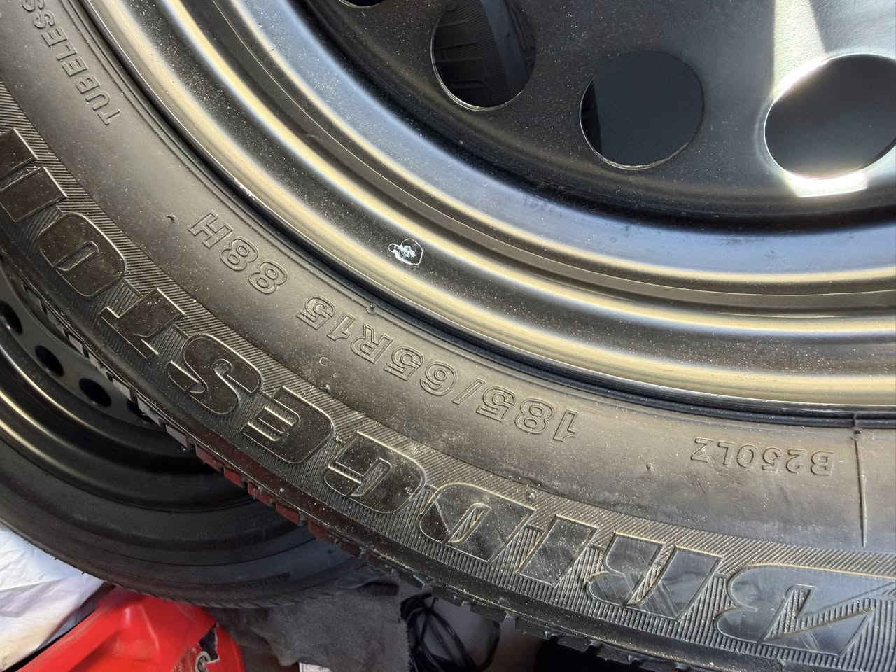 السلام عليكم
عندي زوج تايرات هنه والويل مال سني زيرو حجم ١٥ جديد لك برجيستون ياباني سعرهن ٢٠٠ ألف مكاني بغداد ***********
